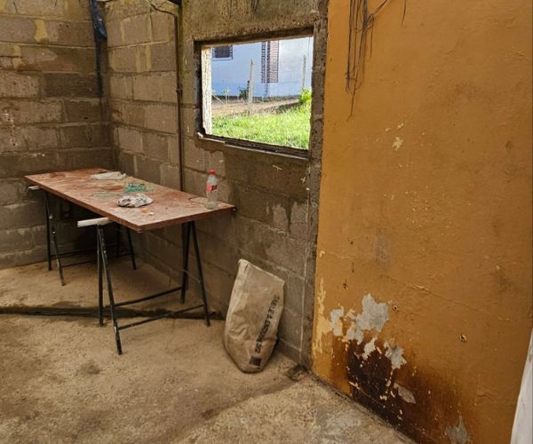 Ancien local avant les travaux de rénovation de la cuisine d’été.