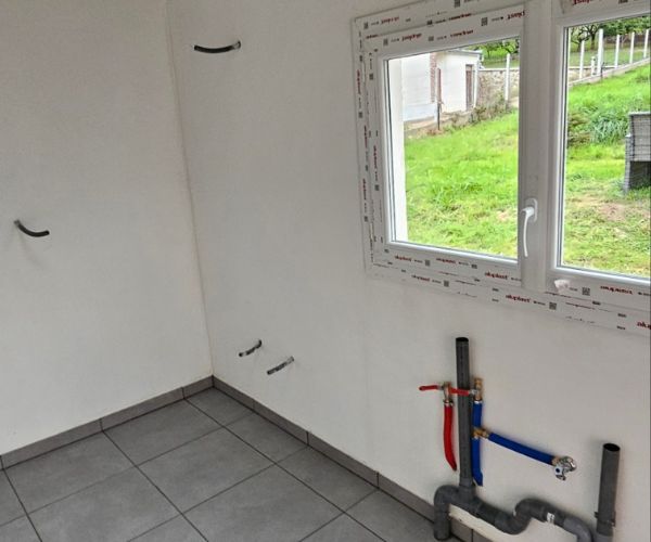 Travaux d’installation de la plomberie et des arrivées d’eau pour une cuisine d’été.