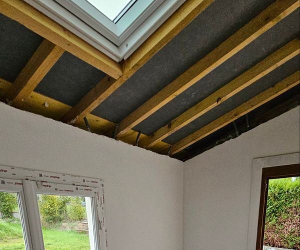 Travaux d’isolation et pose de fenêtre de toit dans une cuisine d’été.