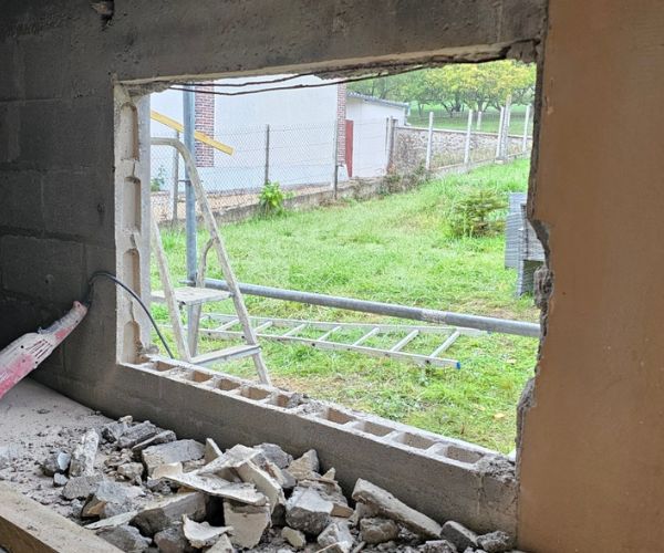 Ouverture murale créée pour la pose d’une nouvelle fenêtre dans la cuisine d’été.