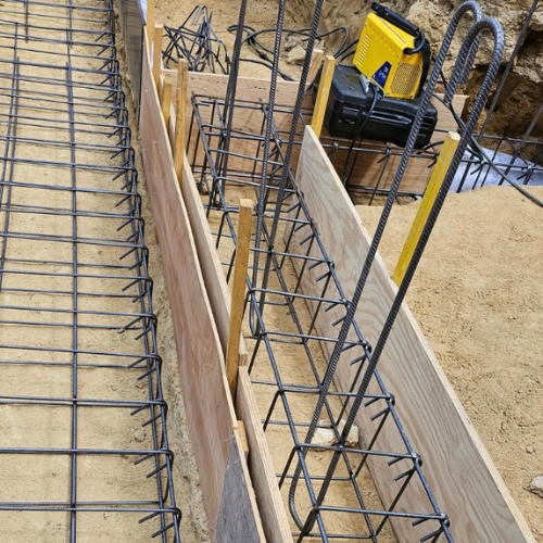 Ferraillage et préparation de fondations pour travaux de rénovation